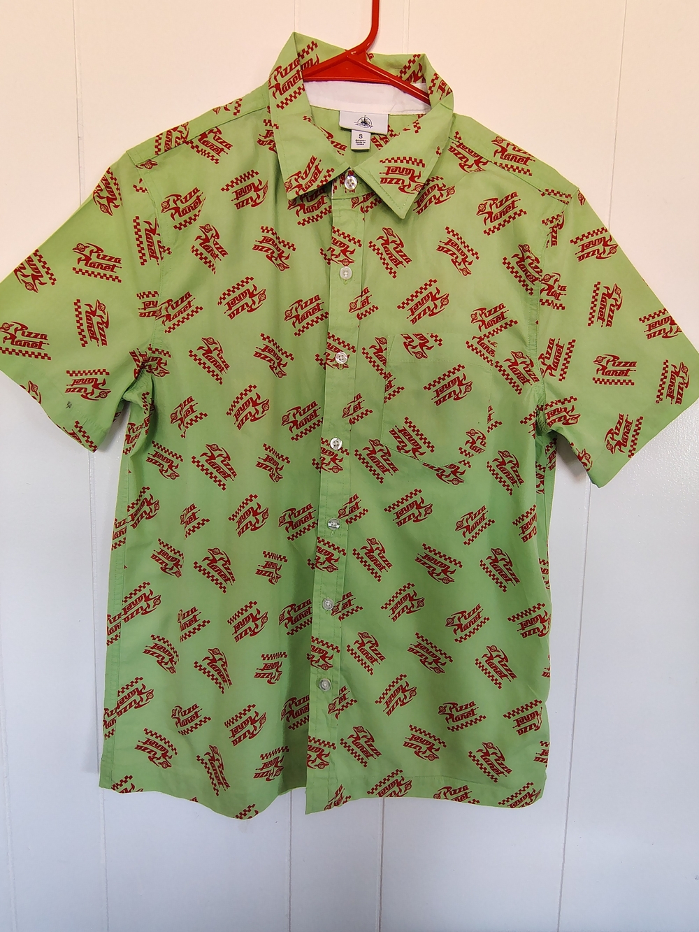 Disney Short-Sleeve Button-Down Shirt in Light Green with Red Print Size S.